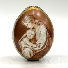 Пасхальное яйцо с изображением Богоматери с младенцем